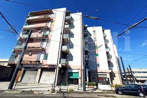 Gazzi, comodo locale in zona servita