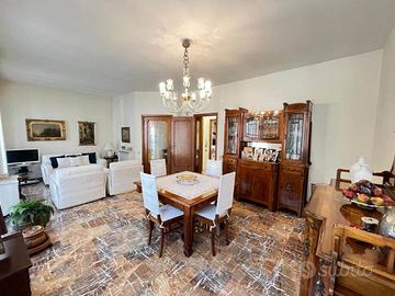 Appartamento di 140 m² con più di 5 locali e box a