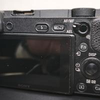 Fotocamera mirrorless Sony a6300 ben tenuta. 
