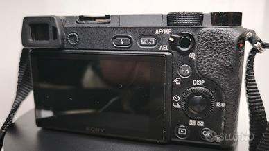 Fotocamera mirrorless Sony a6300 ben tenuta. 