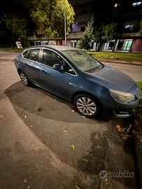 Opel Astra J Sedan (motore rotto)