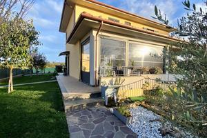 PORZIONE DI BIFAMILIARE A CAPODIMONTE