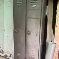 Armadietti di ferro con scaffali