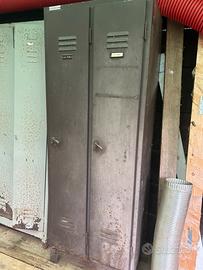 Armadietti di ferro con scaffali