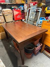 Tavolo in legno massello allingabile con cassetto