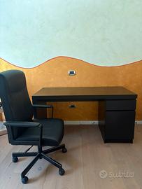Scriviania con sedia girevole