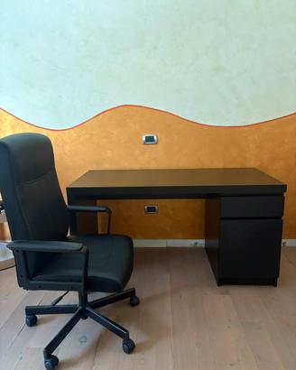 Scriviania con sedia girevole