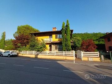 Villetta bifamiliare con giardino e due ampi box