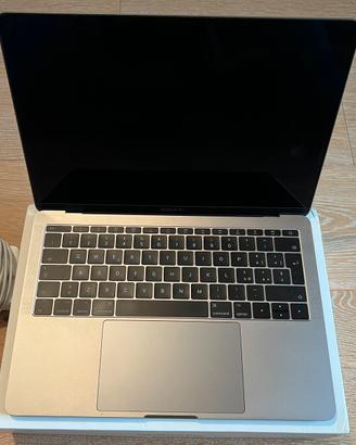 MacBook Pro, 13-inch, Two Thunderbolt 3 ports