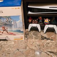 PS5 con lettore disco due controller e giochi