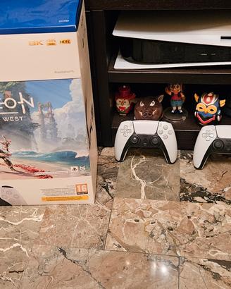 PS5 con lettore disco due controller e giochi