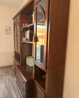 Mobile legno scuro per salone con cassetti