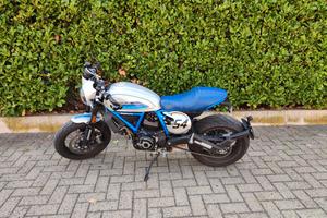 Ducati Scrambler café racer + Akrapovic