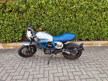 Ducati Scrambler café racer + Akrapovic