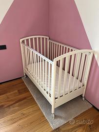 Lettino con materasso e paracolpi