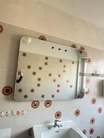 Specchio grande con lampadine