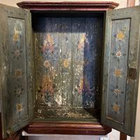 MOBILETTO IN LEGNO DECORATO CON ANTINE [36X44X19]