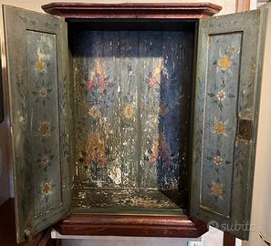 MOBILETTO IN LEGNO DECORATO CON ANTINE [36X44X19]