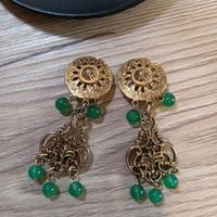 Orecchini etnici in metallo lavorato e perline