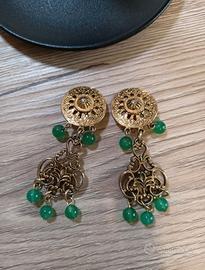 Orecchini etnici in metallo lavorato e perline