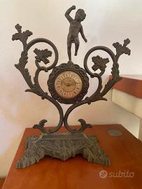 Orologio da tavolo con putto in bronzo