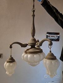 Lampadario in ottone e luci in vetro opalino