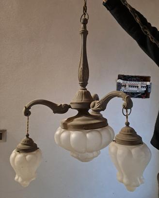 Lampadario in ottone e luci in vetro opalino