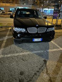 Vendersi Bmw X5 e53 nera anno 2005 accetto permuta