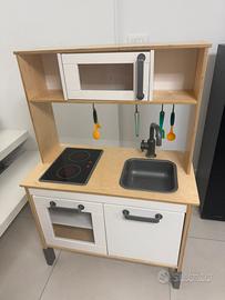 Cucina giocattolo in legno per bambini