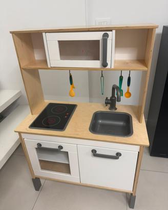 Cucina giocattolo in legno per bambini