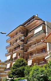 Ampio e luminoso appartamento con terrazzo