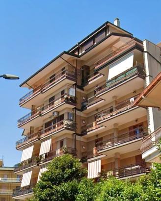 Ampio e luminoso appartamento con terrazzo