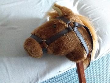 Testa di cavallo con asta per cowboy o teatro