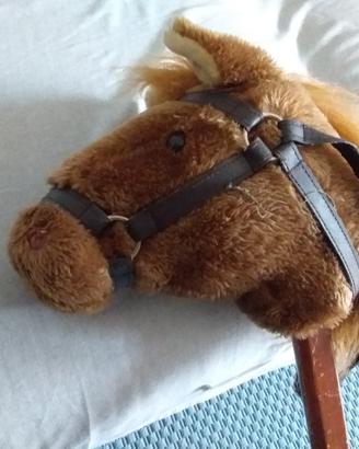 Testa di cavallo con asta per cowboy o teatro