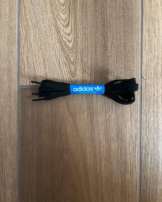 Lacci neri Adidas per scarpe nuovi mai usati