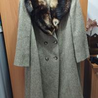 cappotto con collo di pelliccia 