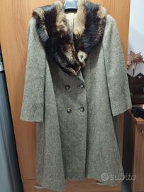 cappotto con collo di pelliccia 