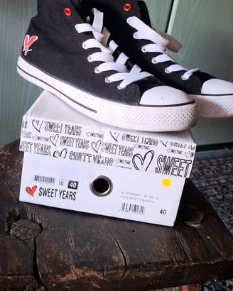 Sneakers alte Sweet Years nere in tela con cuore 