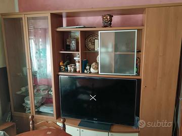 Vetrina  con tavolo