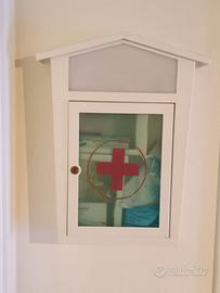 Armadietto  pronto  soccorso  in  metallo  laccato