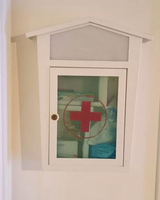 Armadietto  pronto  soccorso  in  metallo  laccato