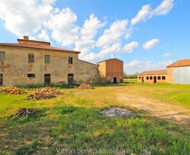 Bettolle (SI), casale con annessi