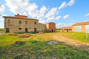 Bettolle (SI), casale con annessi