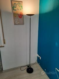 lampada a piantana con luce a LED