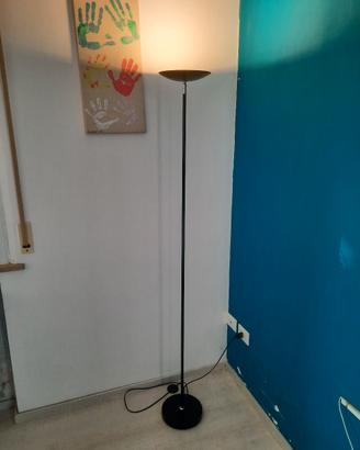 lampada a piantana con luce a LED