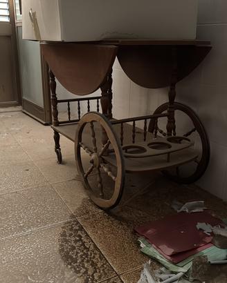 Tavolinetto vintage con ruore