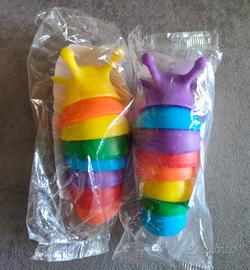 Due bruchi arcobaleno snodabili.
Ancora sigillati.