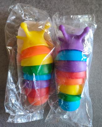 Due bruchi arcobaleno snodabili.
Ancora sigillati.