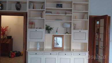 Libreria a muro in legno massello