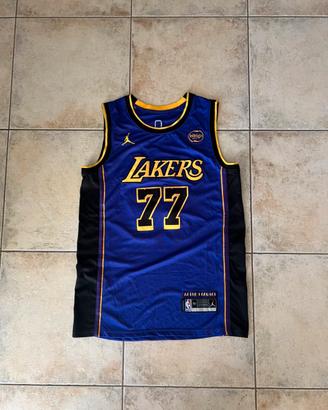 Los Angeles Lakers di Luka Doncic 77
